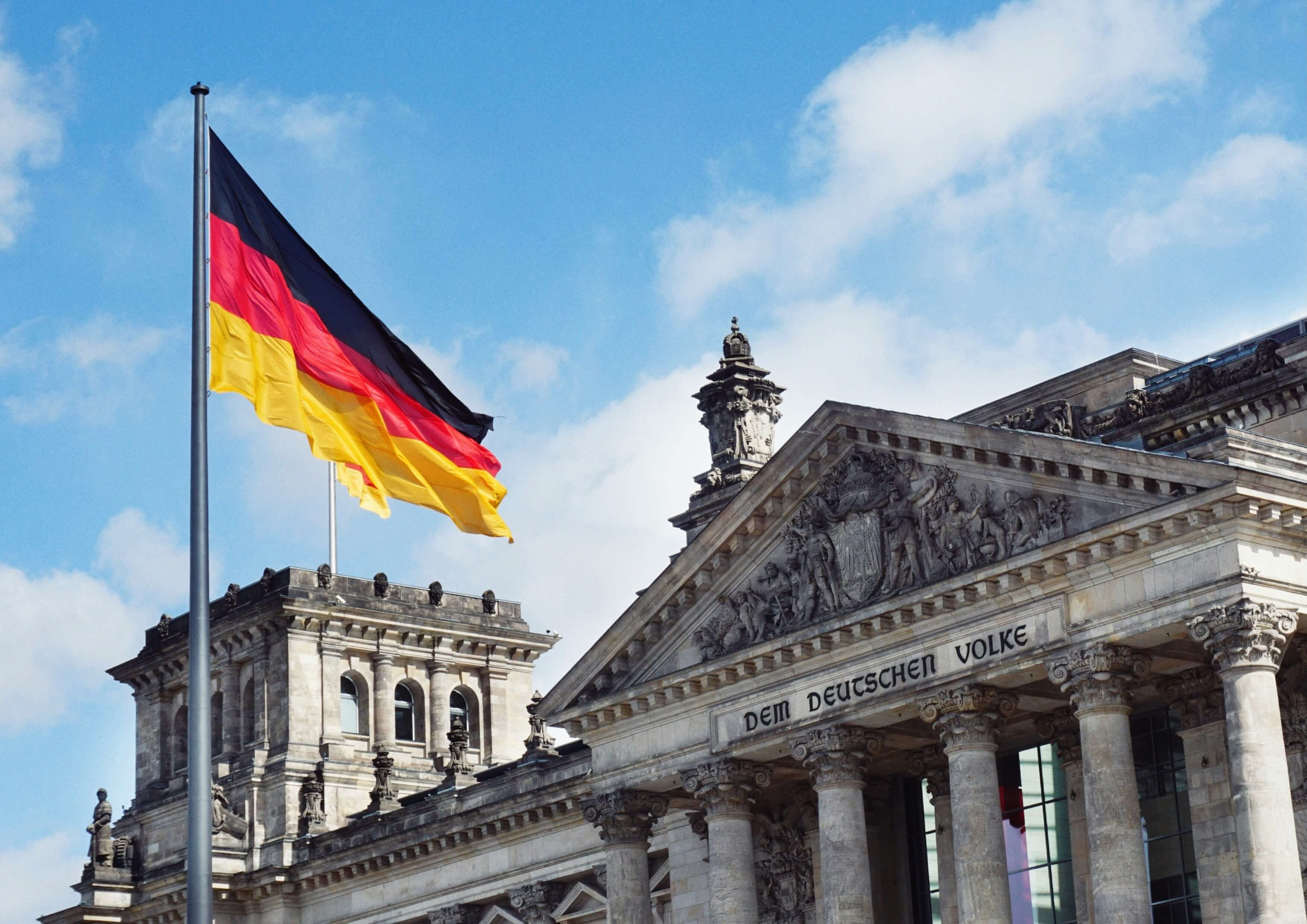 Einbürgerung leicht gemacht: Warum ein Rechtsanwalt der Schlüssel zu Ihrem deutschen Pass ist